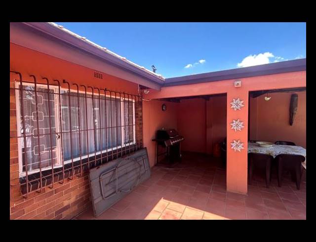 3 BEDROOM FREEHOLD FOR SALE IN LINMEYER